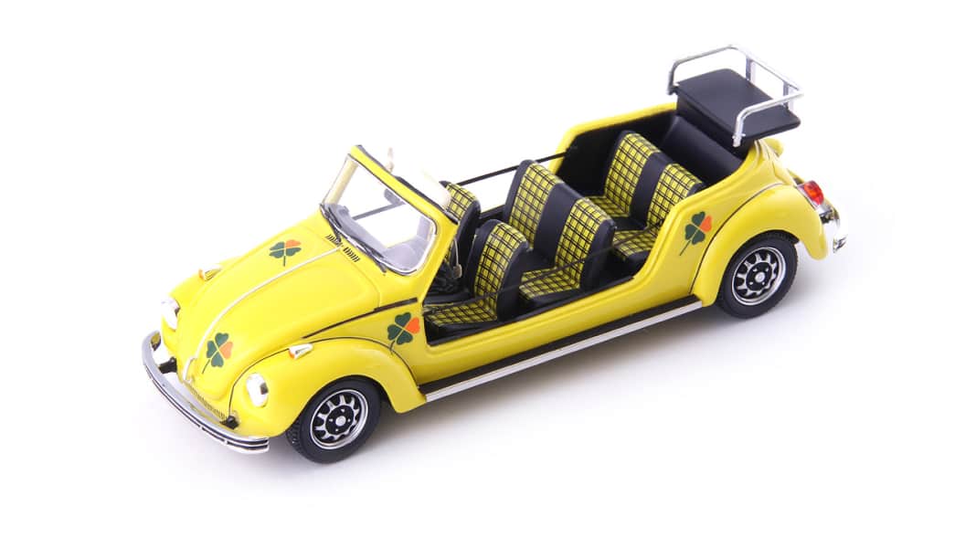 Der “Platz an der Sonne” im VW Maxikäfer kommt in 1:43 von Auto-Cult