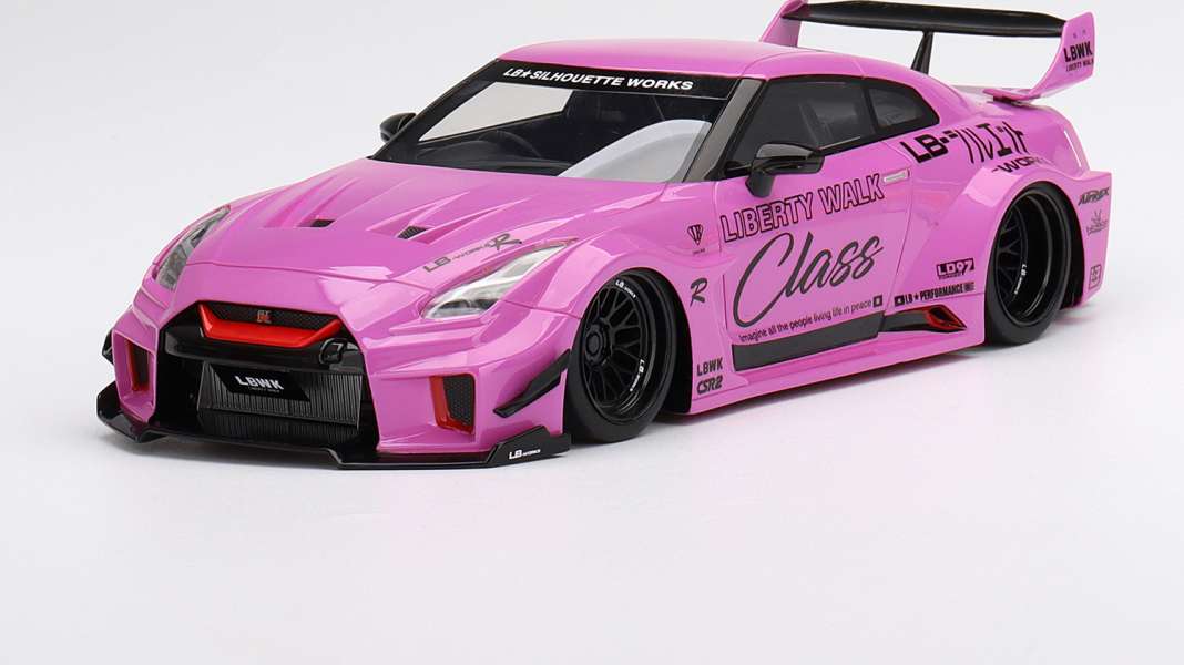 Der Nissan-Godzilla kommt in Pink bei True Scale Miniatures als 1:18-Hammer