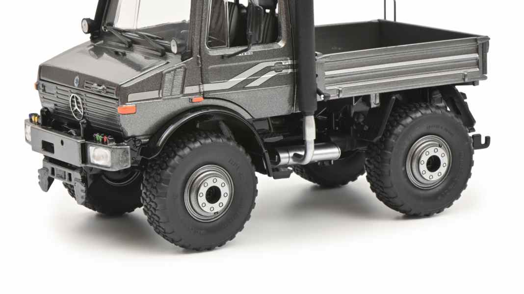 Der neueste Unimog U 1600 von Schuco im Maßstab 1:32 trägt jetzt Graumetallic