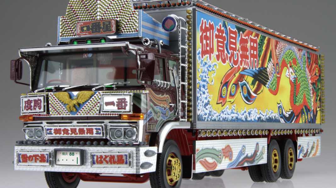 Aoshima bringt schrillen Film-Truck aus Japan als 1:32-Kit