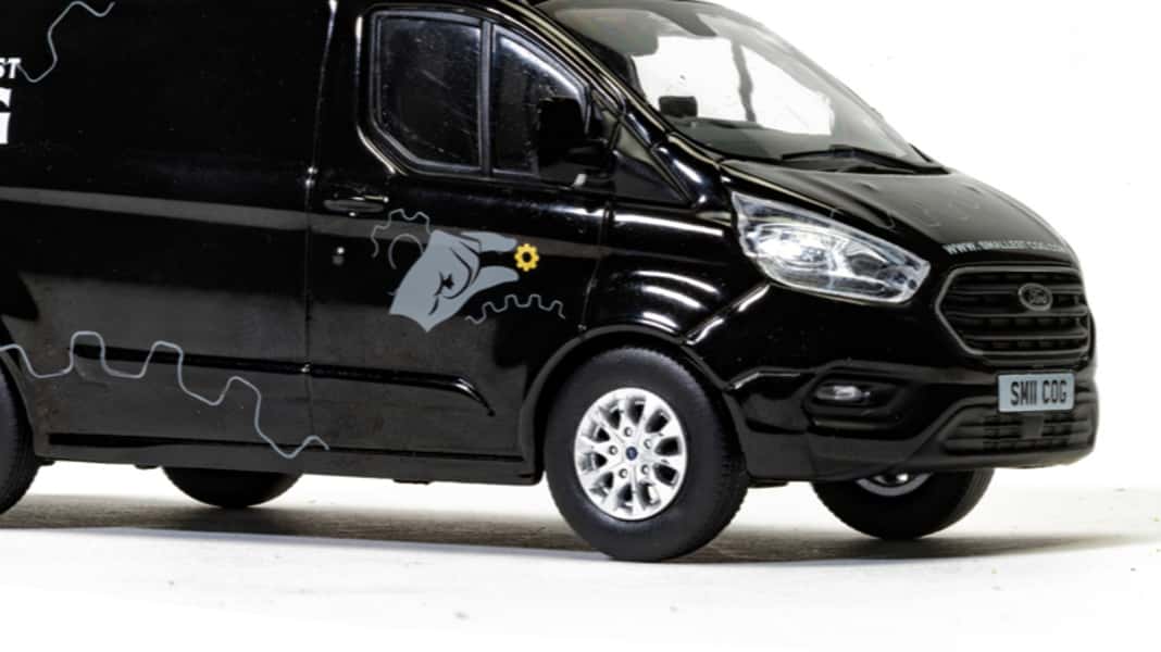 Hammond's Van in 1:43 und Bond's Bike in 1:12 & 1:24 rollt Corgi aus der Box