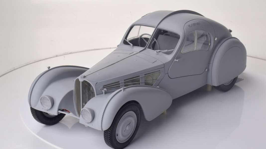 Carson Modelsport bringt Ixos Bugatti 57 SC in 1:8 nach Deutschland