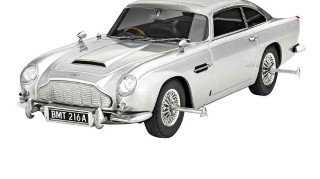 Revell bringt vier Bond-Dienstwagen in 1:24 als Plastikkits