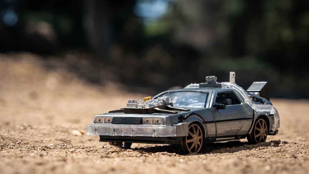 Bei Jada kann der DeLorean in 1:24 auf Schienen fahren