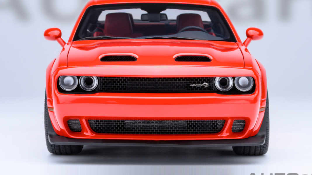 Beim Dodge Challenger SRT von Autoart in 1:18 ist nicht nur die Farbe schrill