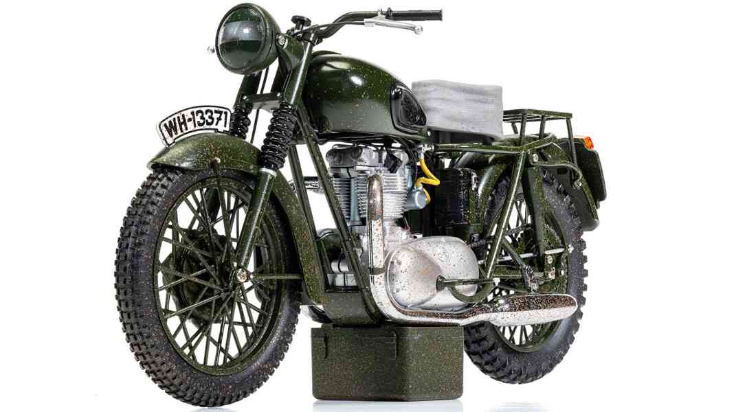 Das Film-Bike von Corgi in 1:12, die “Escape”-Triumph, wird dreckig