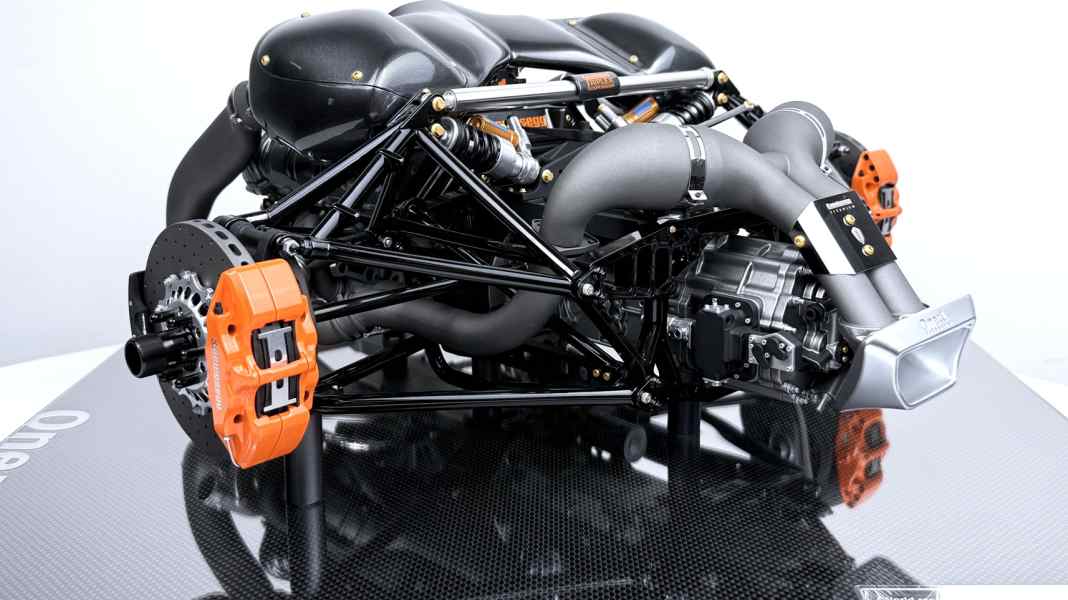 Fronti-Art baut den 1360-PS-V8 des Koenigsegg One:1 in 1:4