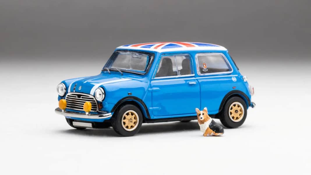 Austin Mini 1000 als Diecasttalk-Sondermodell rollt in 1:64 an – mit Hund!