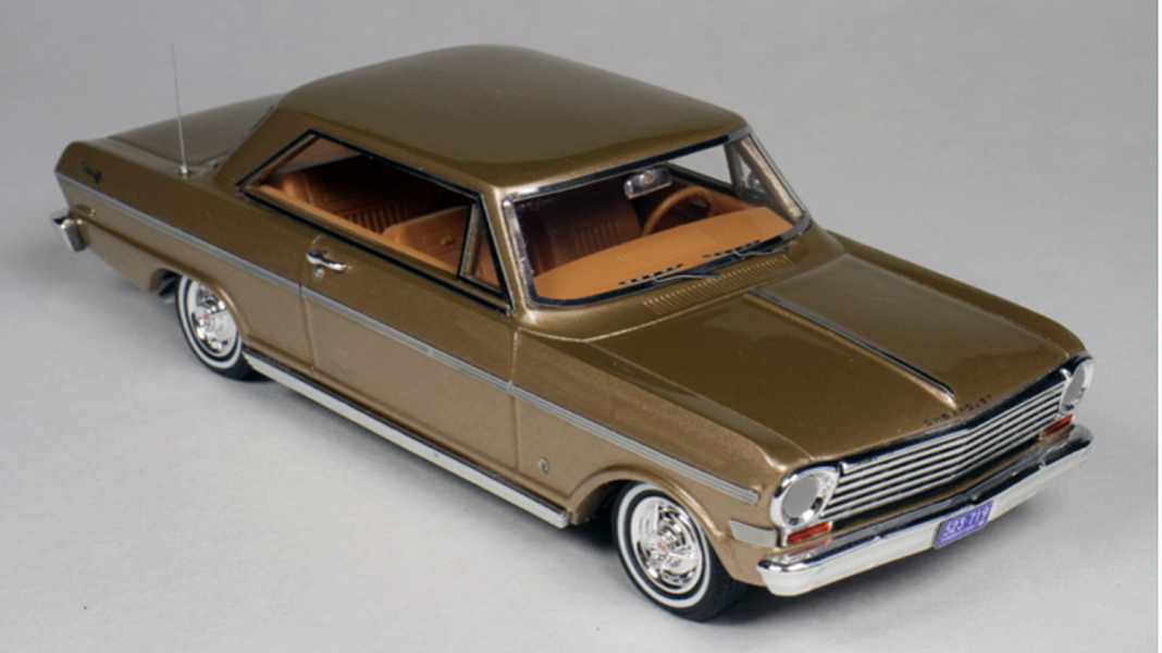 Goldvarg schiebt zwei Straßenkreuzer in 1:43 aus seiner Neuheitengarage