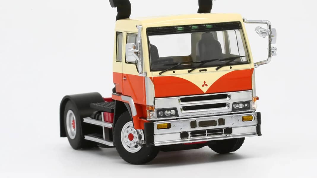 Gleich doppelt: Mitsubishi Fuso The Great rollt bei Model 1 aus der 1:64-Box