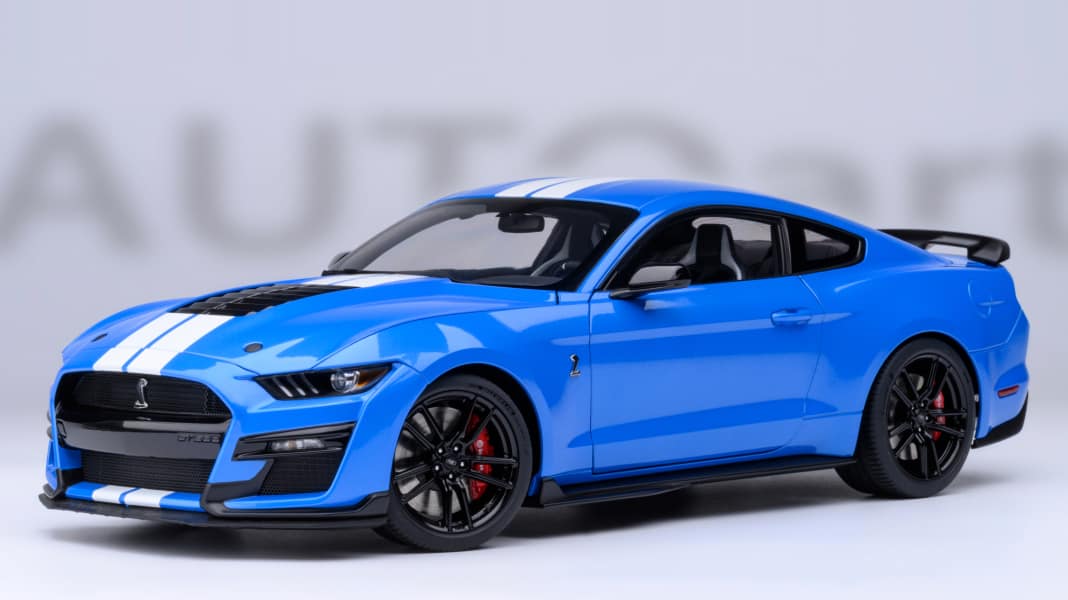 Grabber Blue steht dem Mustang GT 500 von Autoart in 1:18 ausgezeichnet