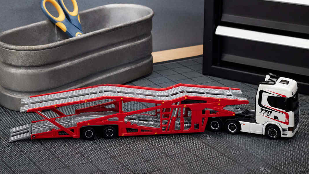 Hot Wheels zeigt Autotransporter auf Scania-Basis in 1:64
