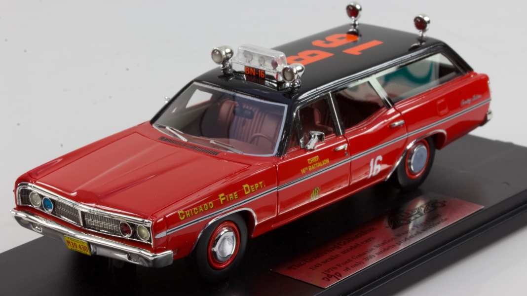 Goldvarg fährt auf Ford-Straßenkreuzer in der Farbe Rot in 1:43 ab