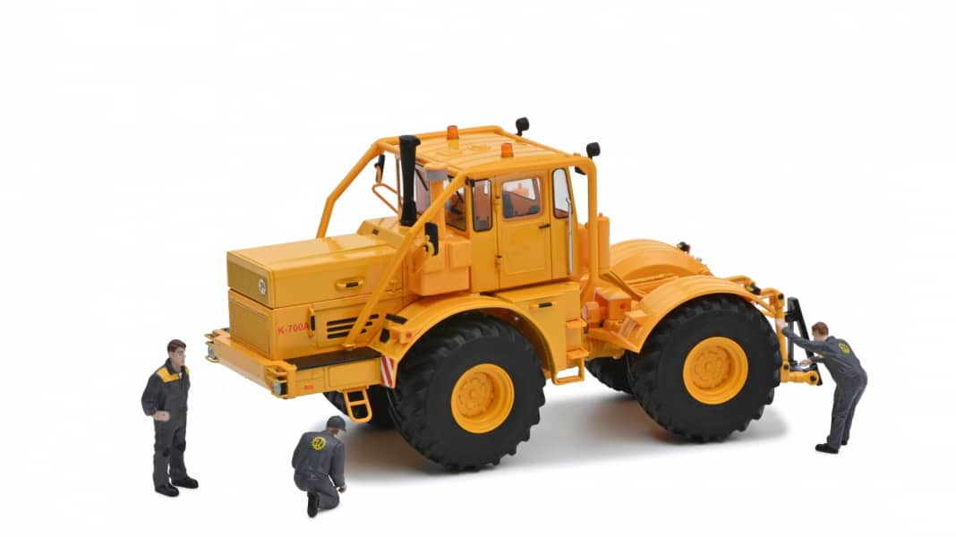 Schuco pimpt seinen 1:32-Kirovets mit drei neuen Figuren weiter auf