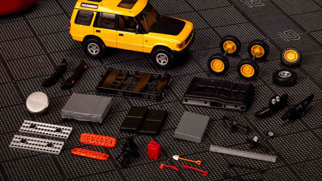 All in: Dieser Landrover Discovery strotzt in 1:64 gerade zu vor jeder Menge Extras!