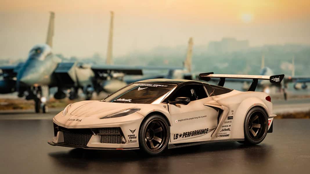 Jada Toys zeigt dreckige C8-Vette im Liberty-Walk-Trimm in 1:24