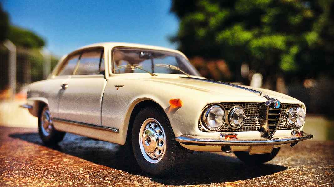 SAMMELN: Alfa Romeo 2600 von Bang in 1:43 - Designer-Traum