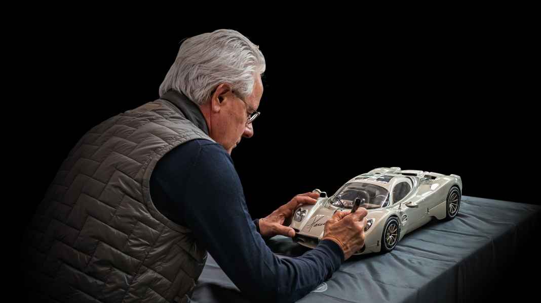 Horacio Pagani adelt Pocher-Kit des Utopia in 1:8 mit seinem Autogramm