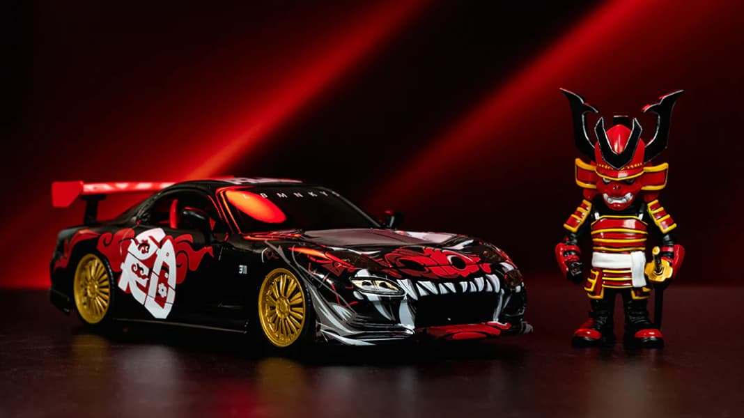 Zur Anime-Expo 2024 bringt Jada den Mazda RX-7 mit Figurine von Saru