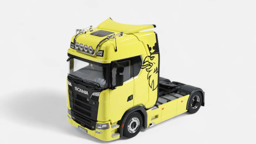 Messe-Ticker 1: Bei NZG fährt im Maßstab 1:18 ein gelber Scania-Truck vor
