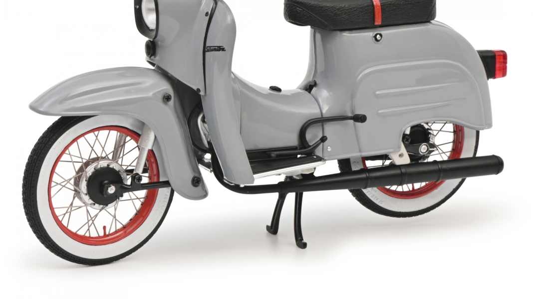 Schuco rollt seine aufgebrezelte Simson Schwalbe in 1:10 zu den Fans