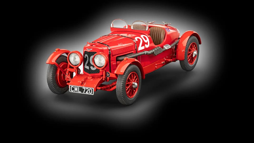 Revell schiebt die britische Rennlegende Aston Martin Ulster in 1:32 wieder aus der Box