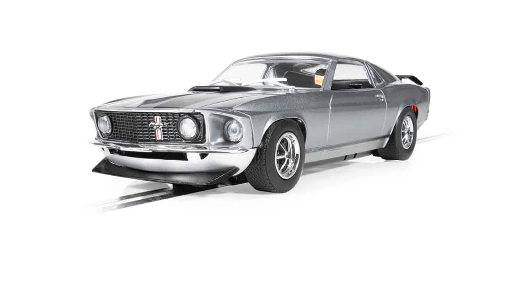 John Wicks Mustang flitzt in 1:32 dank Scalextric über die Rennbahn