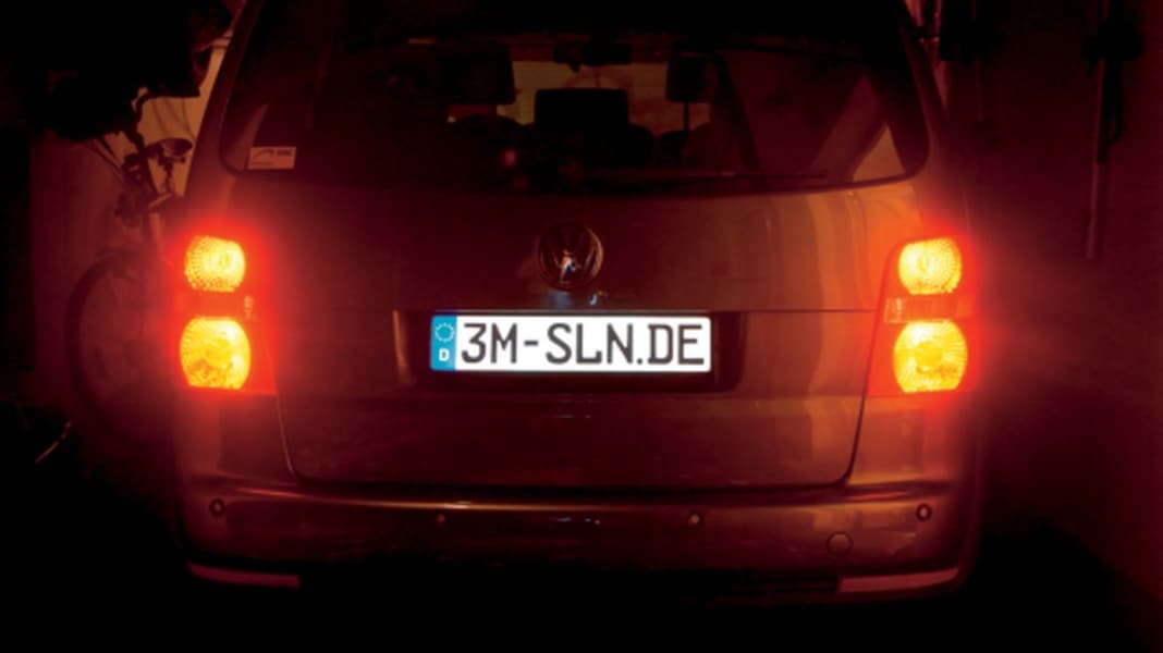 Selbst leuchtendes Nummernschild