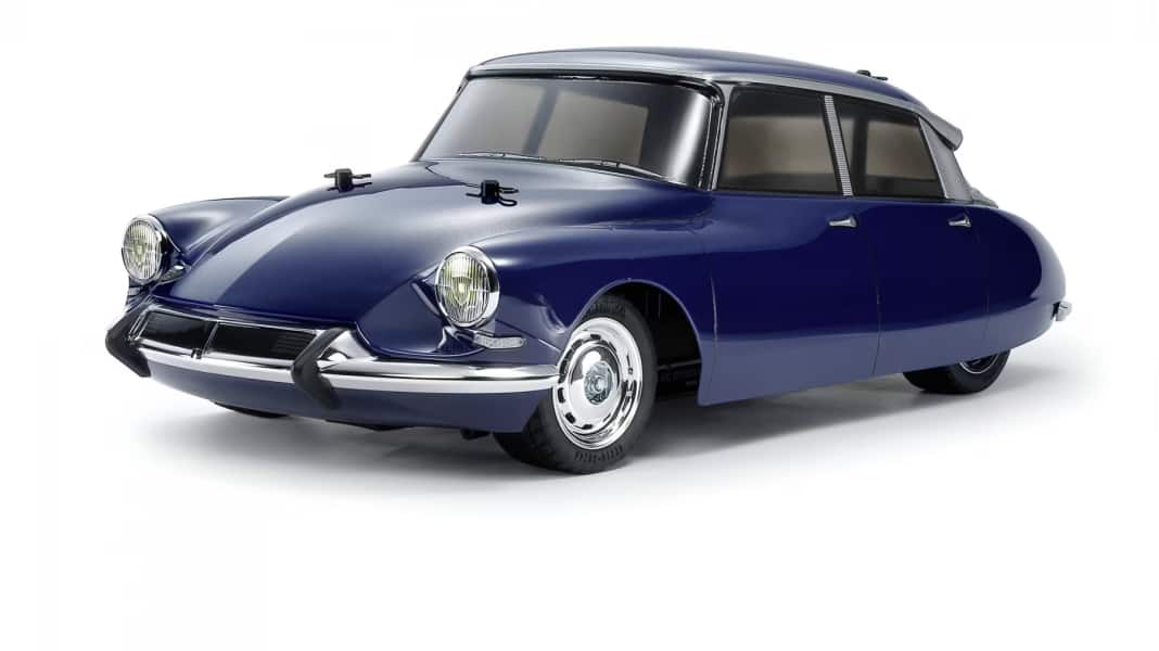 Bei Tamiya trägt die Citroen-Göttin DS 21 in 1:10 Dunkelblau