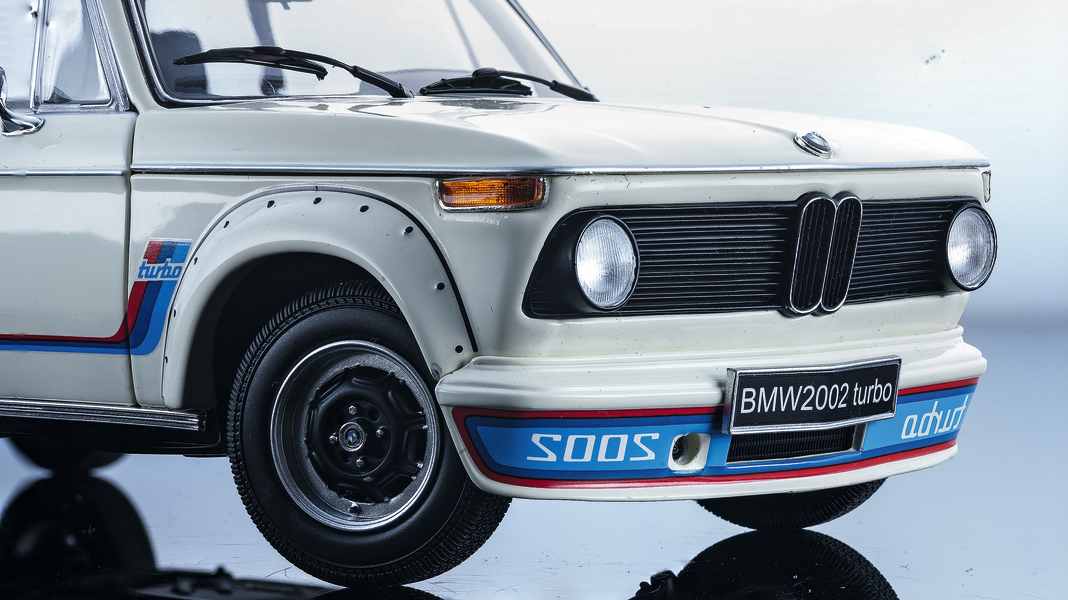 Öl ins Feuer: Drei ‘73 BMW 2002 turbo in 1:43 und 1:18