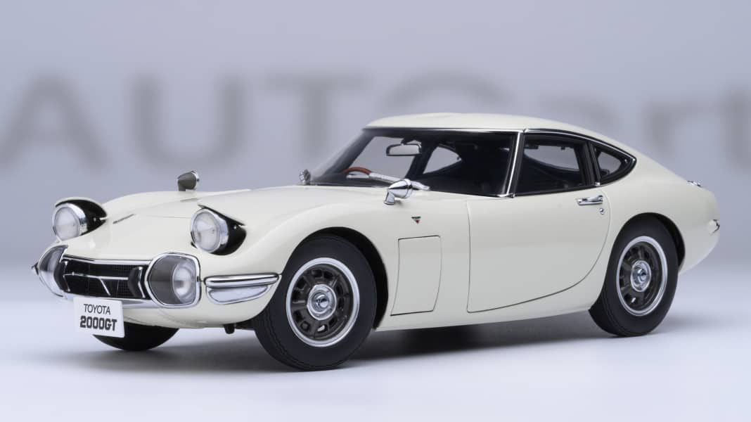 Vor 60 Jahren debütierte der Toyota 2000 GT. Das Autoart-Modell in 1:18 kommt im Juli!