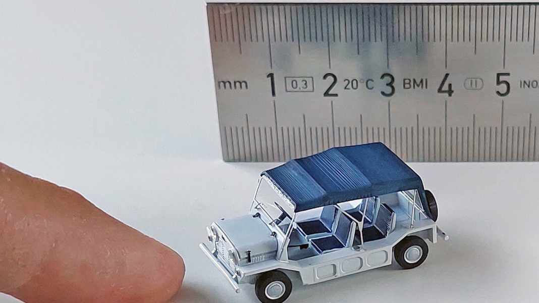So klein ist der Mini Moke in 1:87, den Automobilia jetzt als Kit bringt!