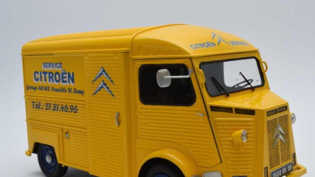 Den französischen Wellblech-Laster Citroen HY zeigt Heller als 1:24-Kit in zwei Dekos