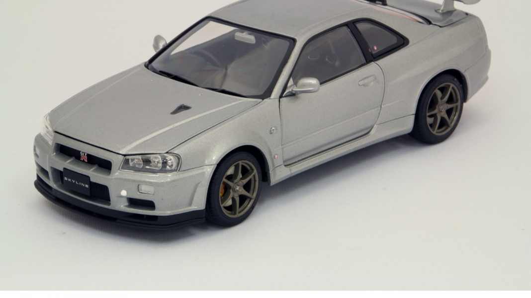 Der Nissan Skyline GT-R Vspec II von Ebbro kommt in 1:24 und aus Die-Cast