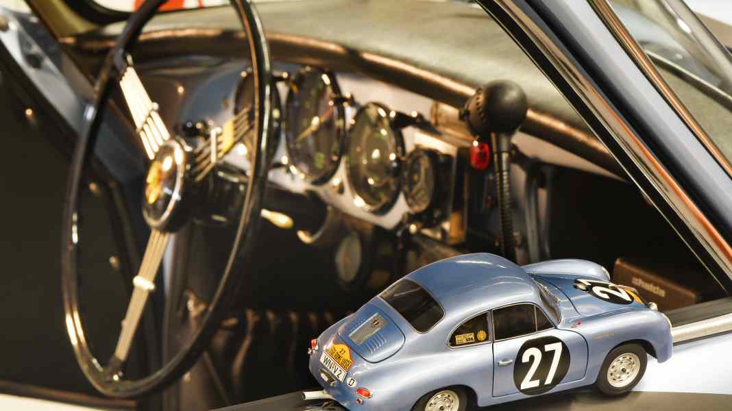 ’57 Porsche 356 V2 von Schuco in 1:18 – Strählender Held