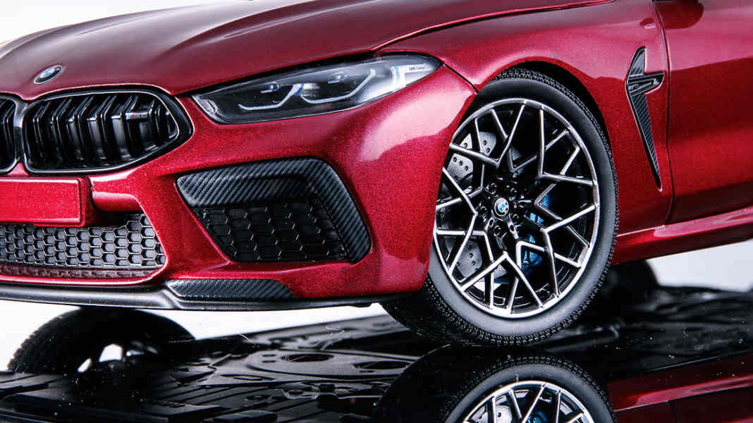 ’22 BMW M8 von Minichamps in 1:18 – Die wilde 13