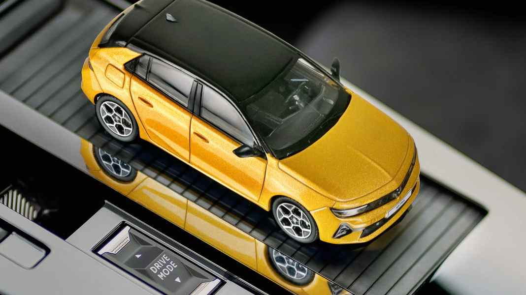 Doppelherz: ’22 Opel Astra Hybrid von Norev in 1:43