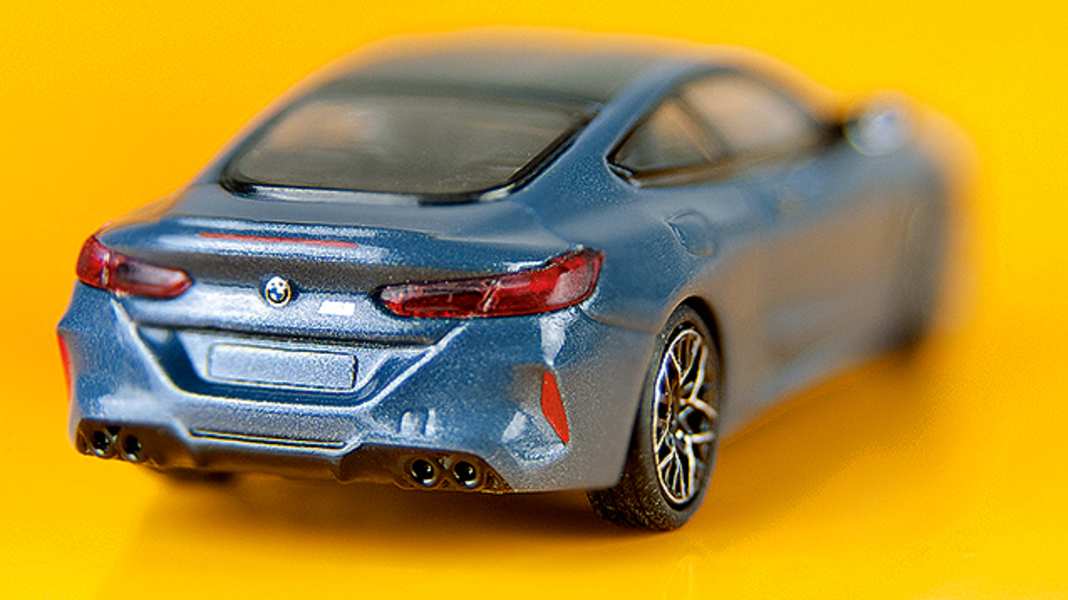 Dreierkette: BMW M8 und X7 von Minichamps in 1:87
