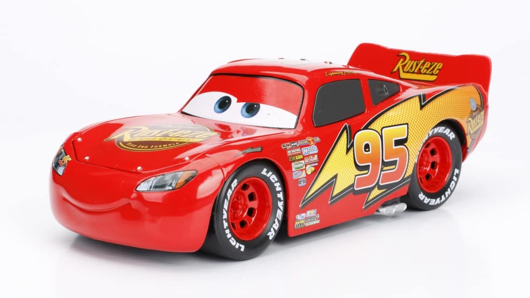 Ka-Chow! Jada schiebt Lightning McQueen vom Disney Film “Cars” aus der 1:24-Box