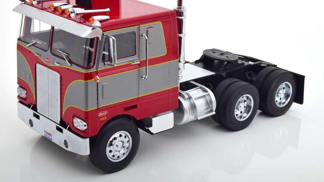 Road Kings bringt den Peterbilt Pacemaker 352 in zwei schrillen 1:18-Versionen