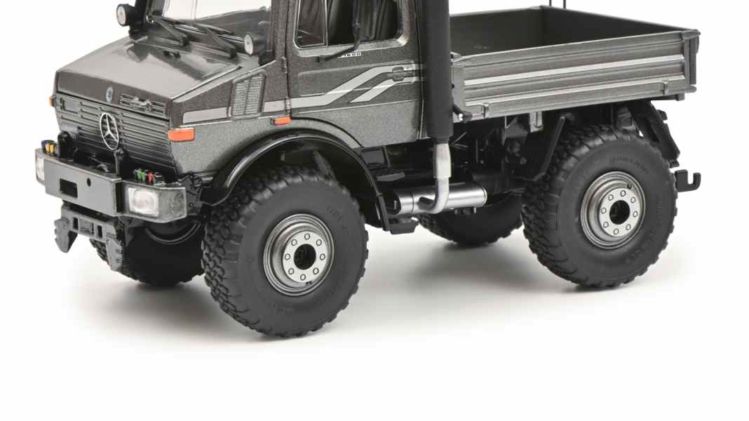 Der neueste Unimog U 1600 von Schuco im Maßstab 1:32 trägt jetzt Graumetallic
