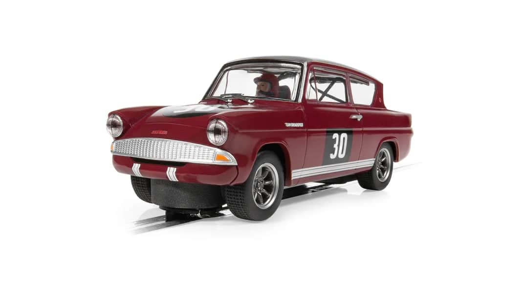 Rot, klein, quirlig: Scalextric bringt GTI und Ford Anglia in 1:32
