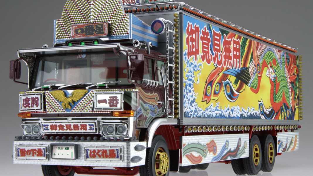 Aoshima bringt schrillen Film-Truck aus Japan als 1:32-Kit
