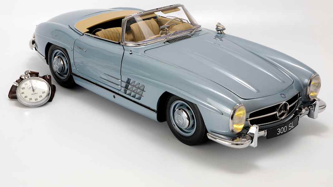 Modelcar24 bringt Mercedes 300 SL Roadster als 1:8-Kit in Blaumetallic auf Ixo-Basis