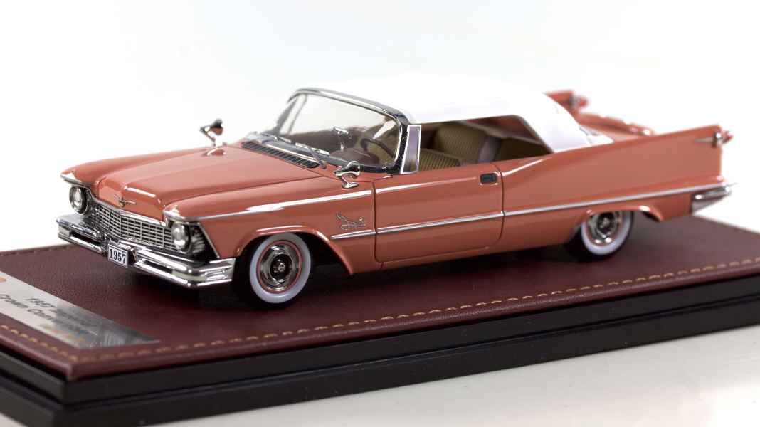 Tom Dirnbergers Chrysler Imperial Convertible von 1957 schimmern hell
