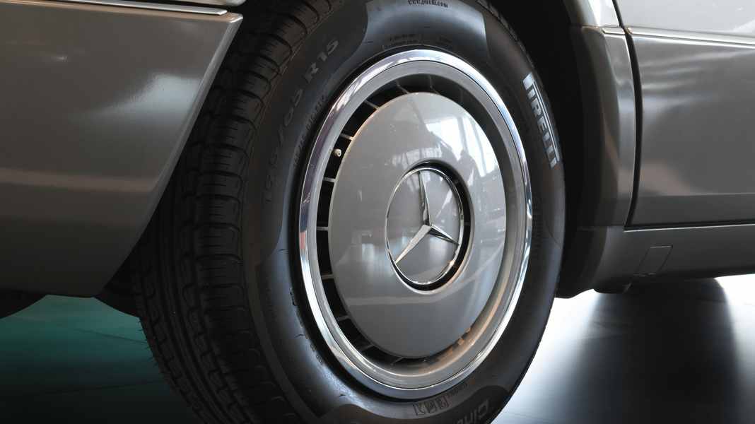 Das Raum-Fahrzeug: ‘93 Mercedes-Benz 300 D (W 124) T-Modell von Norev in 1:18