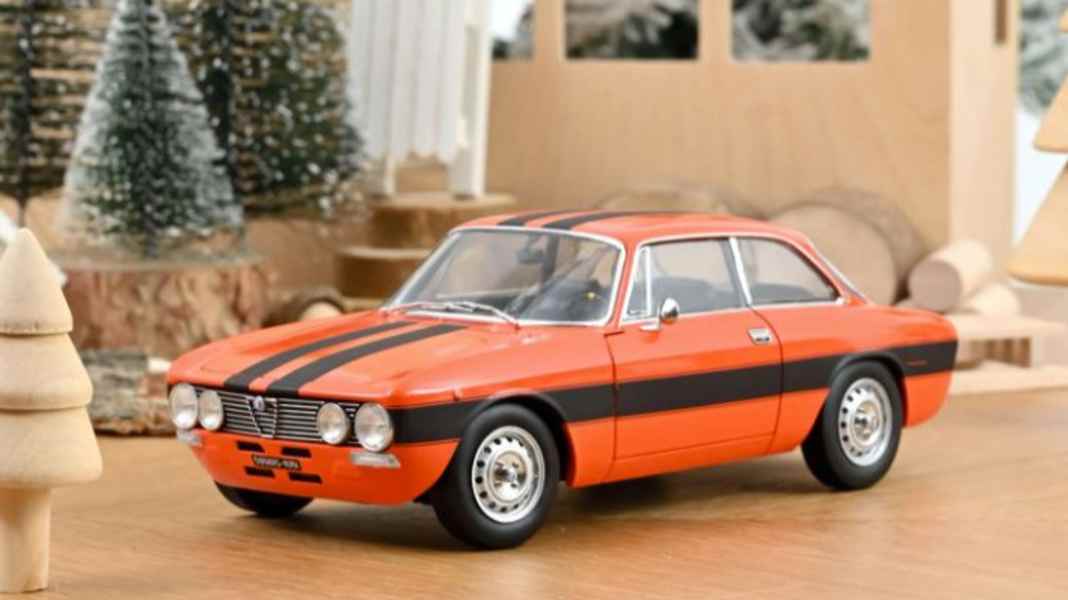 Schwarze Streifen machen Norev-Giulia zum Fast-&-Furious-Coupé in 1:18
