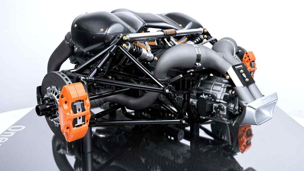 Fronti-Art baut den 1360-PS-V8 des Koenigsegg One:1 in 1:4
