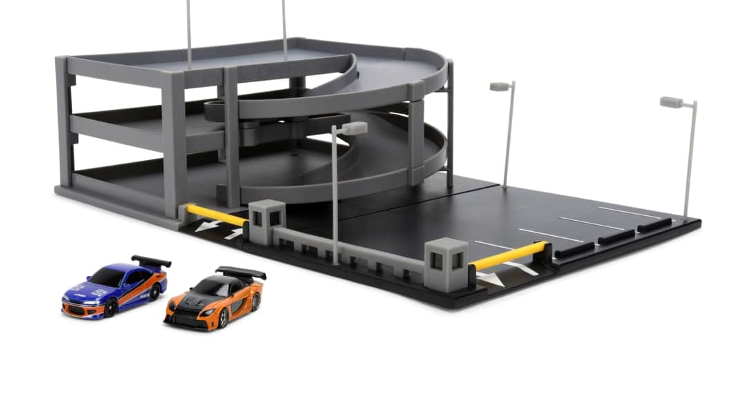 Jada Toys baut Fast & Furious Tokyo Garage in Nano-Größe mit zwei Nissan