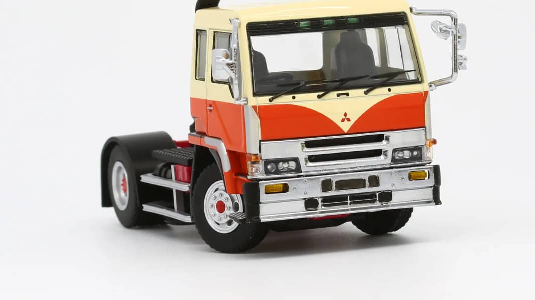 Gleich doppelt: Mitsubishi Fuso The Great rollt bei Model 1 aus der 1:64-Box